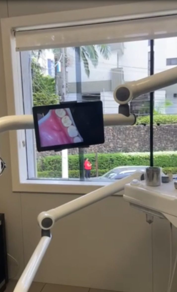 Profissional consultando imagens clínicas do AWBook em um tablet
